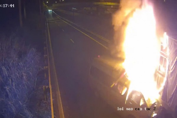 Xe cứu thương tông xe đầu kéo ở đường dẫn trạm dừng nghỉ cao tốc: 3 người tử vong