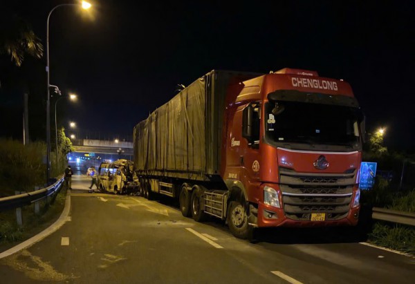 Xe cứu thương tông xe đầu kéo ở đường dẫn trạm dừng nghỉ cao tốc: 3 người tử vong