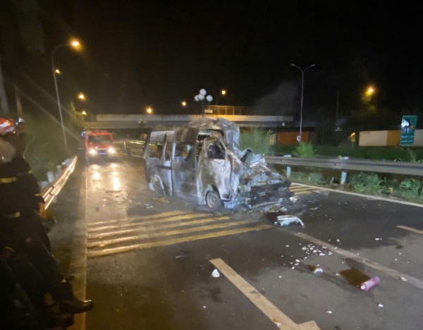 Xe cứu thương tông xe đầu kéo ở đường dẫn trạm dừng nghỉ cao tốc: 3 người tử vong