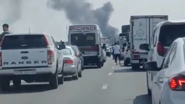 Xe đầu kéo bốc cháy trên cao tốc Trung Lương - Mỹ Thuận, giao thông ùn ứ Xe đầu kéo bốc cháy trên cao tốc Trung Lương - Mỹ Thuận, giao thông ùn ứ