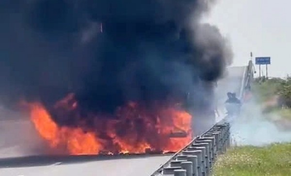 Xe đầu kéo bốc cháy trên cao tốc Trung Lương - Mỹ Thuận, giao thông ùn ứ Xe đầu kéo bốc cháy trên cao tốc Trung Lương - Mỹ Thuận, giao thông ùn ứ