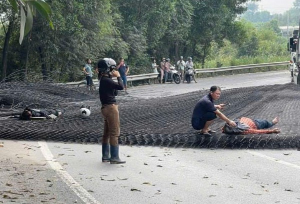 Xe đầu kéo chở lưới thép rơi trúng người đi đường trên cầu Thủ Biên Xe đầu kéo chở lưới thép rơi trúng người đi đường trên cầu Thủ Biên