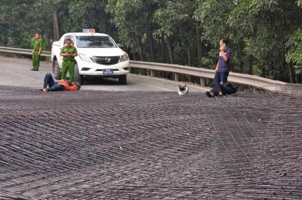 Xe đầu kéo chở lưới thép rơi trúng người đi đường trên cầu Thủ Biên Xe đầu kéo chở lưới thép rơi trúng người đi đường trên cầu Thủ Biên