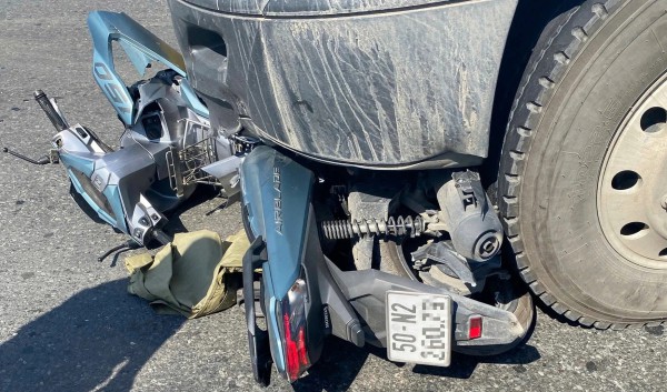 Xe đầu kéo cuốn xe máy vào gầm tại giao lộ ở phường Bình Tân Xe đầu kéo cuốn xe máy vào gầm tại giao lộ ở phường Bình Tân