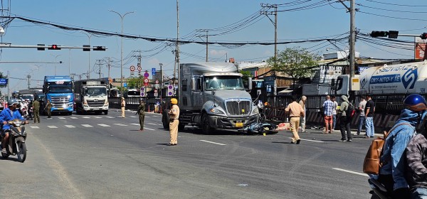 Xe đầu kéo cuốn xe máy vào gầm tại giao lộ ở phường Bình Tân Xe đầu kéo cuốn xe máy vào gầm tại giao lộ ở phường Bình Tân