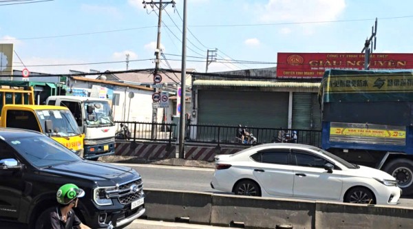 Xe đầu kéo cuốn xe máy vào gầm tại giao lộ ở phường Bình Tân Xe đầu kéo cuốn xe máy vào gầm tại giao lộ ở phường Bình Tân