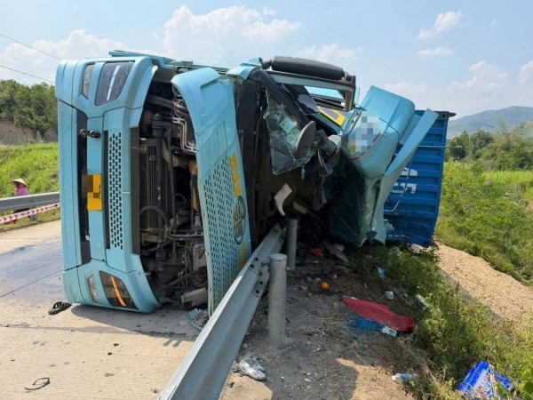 Xe đầu kéo lật đè xe máy, 3 người tử vong ở Đắk Lắk Xe đầu kéo lật đè xe máy, 3 người tử vong ở Đắk Lắk