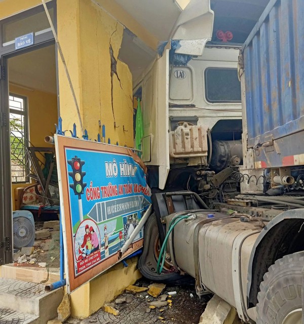 Xe đầu kéo tông đổ tường rào trường mầm non trên đường Hồ Chí Minh Xe đầu kéo tông đổ tường rào trường mầm non trên đường Hồ Chí Minh