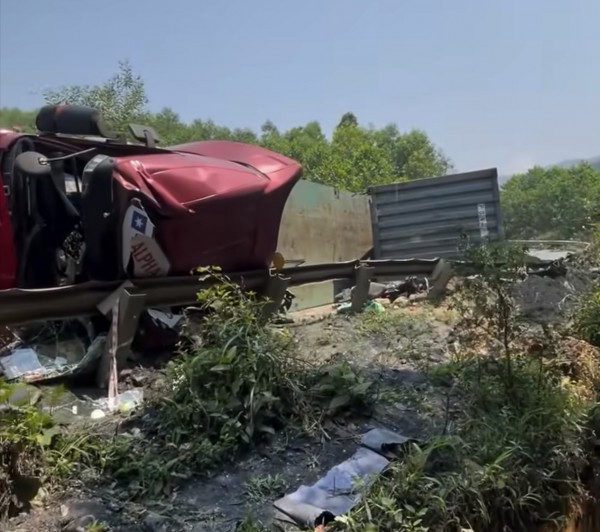 Xe đầu kéo va chạm xe máy trên đường Hồ Chí Minh, nam sinh bị thương nặng