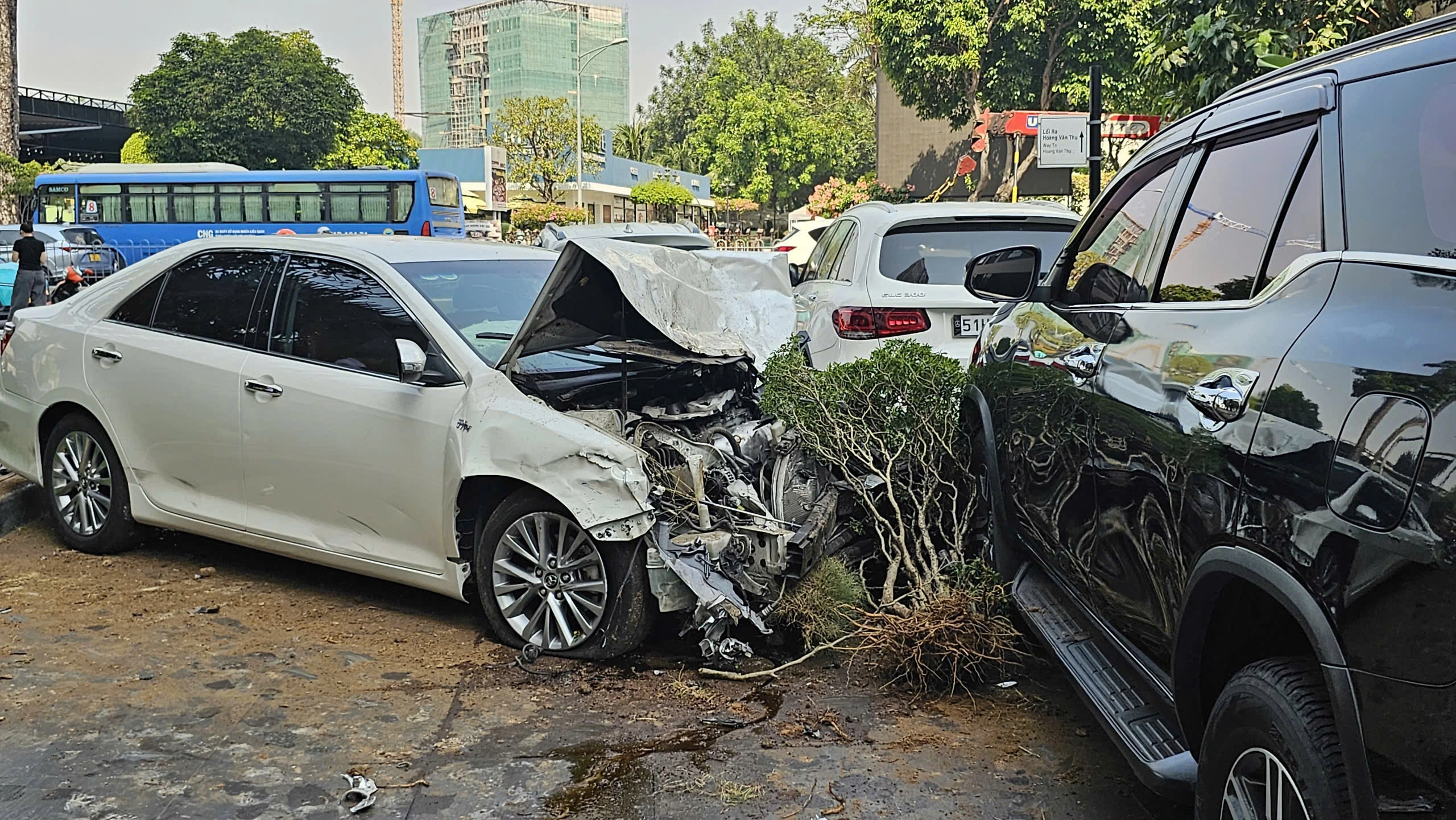 'Xe điên' tông nhiều ô tô, xe máy trên đường