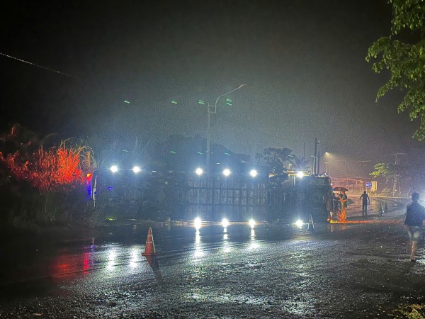 Xe giường nằm chở nhiều khách lật trên quốc lộ 19 trong đêm mưa