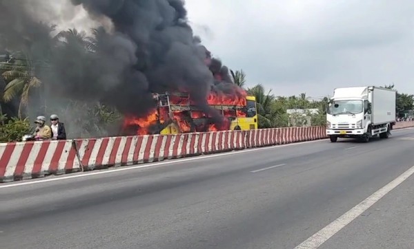 Xe khách giường nằm bốc cháy dữ dội khi đang chạy, hành khách kịp thoát thân