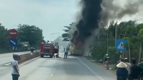 Xe khách giường nằm bốc cháy dữ dội khi đang chạy, hành khách kịp thoát thân