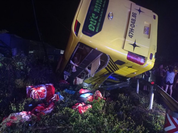 Xe khách lao xuống mương lúc mưa lớn, 9 người thoát nạn trong gang tấc