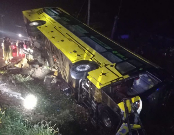 Xe khách lao xuống mương lúc mưa lớn, 9 người thoát nạn trong gang tấc