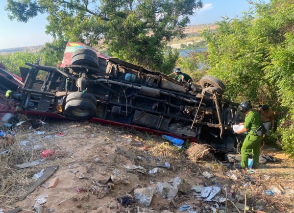 Xe khách lao xuống vực, 4 người chết, nhiều người bị thương