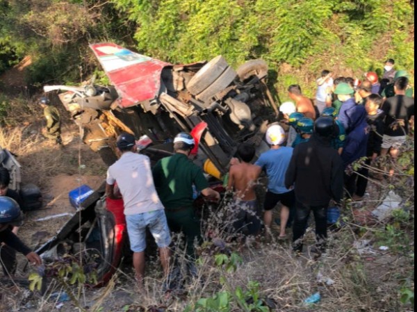 Xe khách lao xuống vực, 4 người chết, nhiều người bị thương