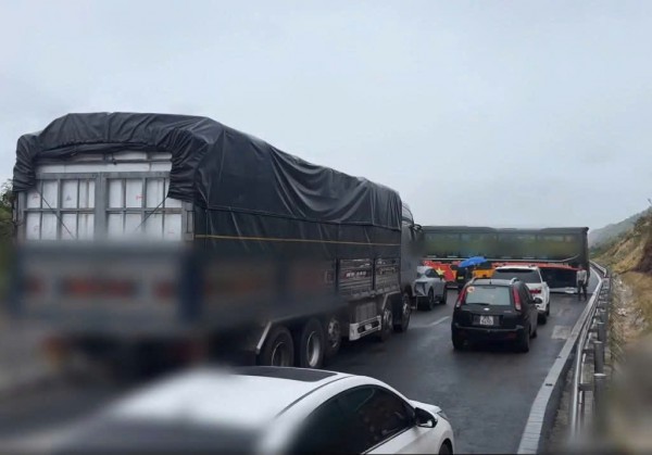 Xe khách tông dải phân cách, cao tốc Cam Lâm - Vĩnh Hảo ùn tắc cục bộ