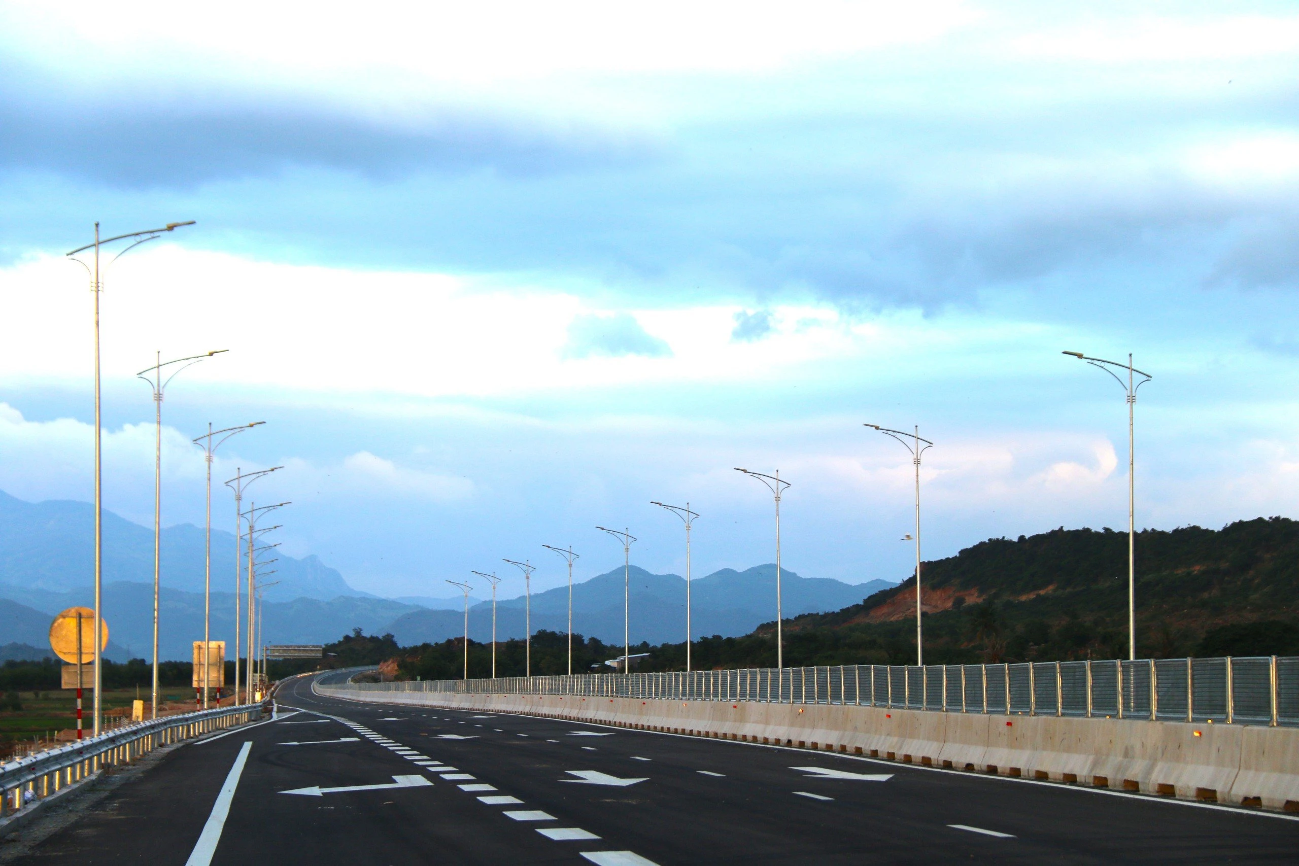 Xe lưu thông ngay sau khi khánh thành cao tốc Cam Lâm - Vĩnh Hảo