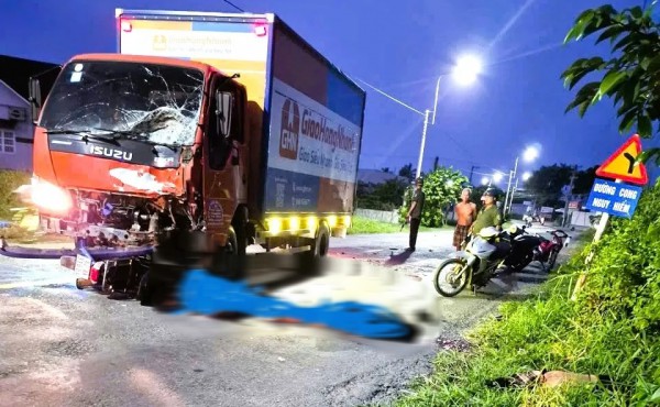 Xe máy chở 3 người tông trực diện xe tải, cả 3 tử vong tại chỗ Xe máy chở 3 người tông trực diện xe tải, cả 3 tử vong tại chỗ