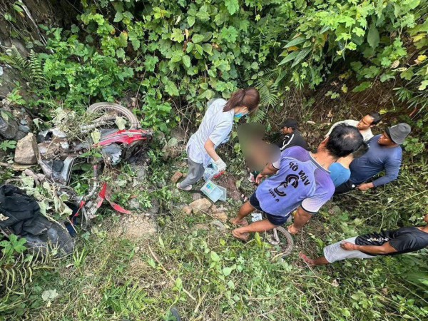 Xe máy lao xuống vực, nửa ngày mới phát hiện, vợ tử vong, chồng bị thương