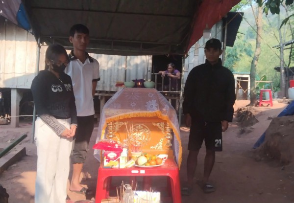 Xe máy lao xuống vực, nửa ngày mới phát hiện, vợ tử vong, chồng bị thương