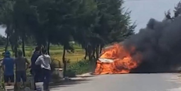 Xe ô tô Xpander Miítubishi bốc cháy khi đang chạy
