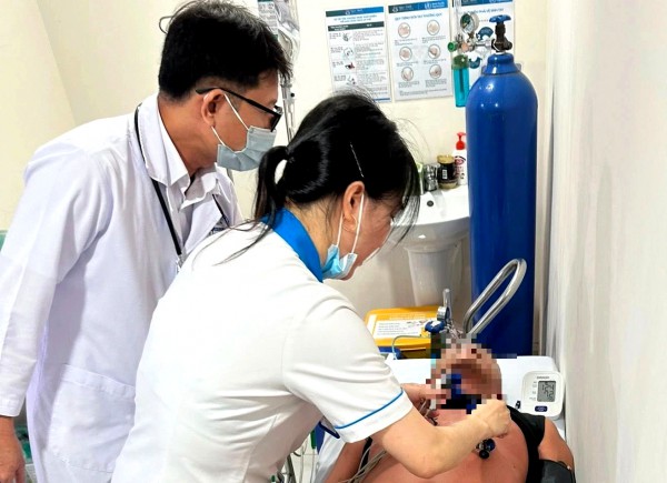 Xe ôm chở người đàn ông ở TP.HCM đi cấp cứu do sốc phản vệ thuốc Xe ôm chở người đàn ông ở TP.HCM đi cấp cứu do sốc phản vệ thuốc