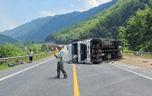 Xe tải bể nát phần đầu, lật ngang sau tai nạn trên tuyến La Sơn - Hòa Liên