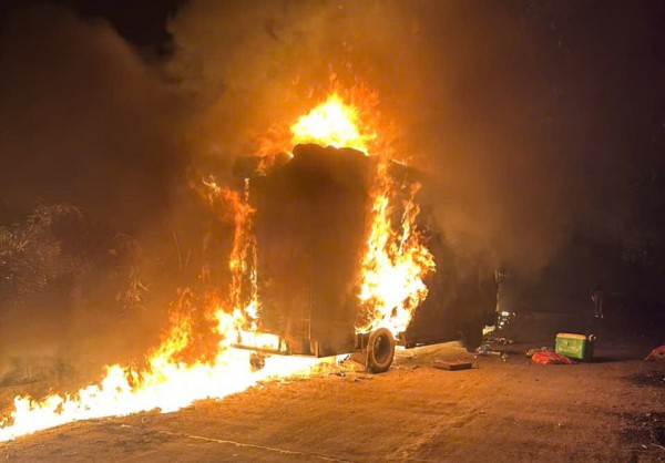 Xe tải bốc cháy ngùn ngụt trên đường ở Quảng Trị Xe tải bốc cháy ngùn ngụt trên đường ở Quảng Trị