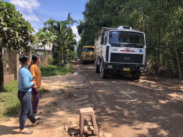 Xe tải chở đất cày nát đường quê: Sở TN-MT Quảng Ngãi và công an vào cuộc