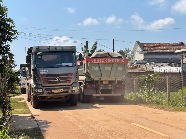 Xe tải chở đất tung hoành, người dân 'thấp thỏm' khi ra đường Xe tải chở đất tung hoành, người dân 'thấp thỏm' khi ra đường
