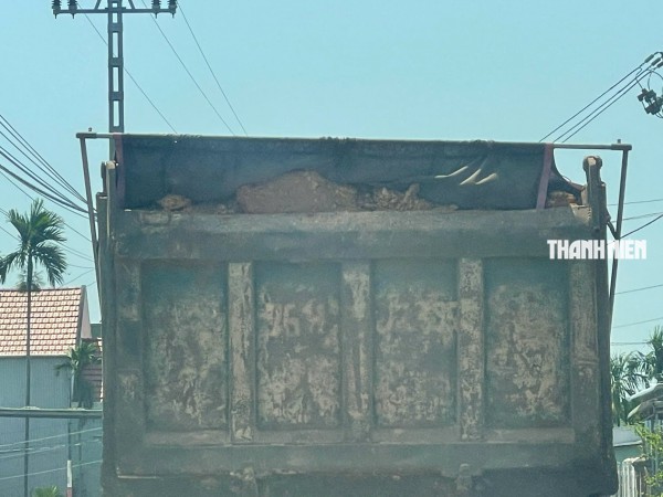 Xe tải chở đất tung hoành, người dân 'thấp thỏm' khi ra đường Xe tải chở đất tung hoành, người dân 'thấp thỏm' khi ra đường