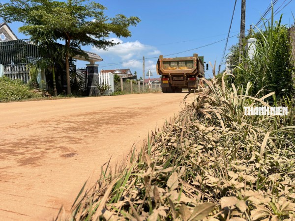 Xe tải chở đất tung hoành, người dân 'thấp thỏm' khi ra đường Xe tải chở đất tung hoành, người dân 'thấp thỏm' khi ra đường