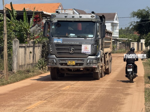 Xe tải chở đất tung hoành, người dân 'thấp thỏm' khi ra đường Xe tải chở đất tung hoành, người dân 'thấp thỏm' khi ra đường