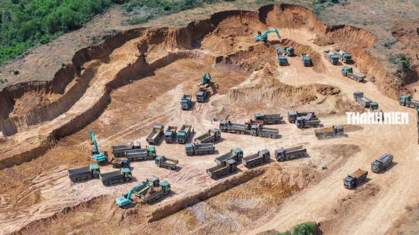 Xe tải chở đất tung hoành, người dân 'thấp thỏm' khi ra đường Xe tải chở đất tung hoành, người dân 'thấp thỏm' khi ra đường