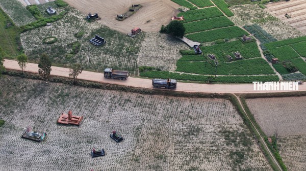 Xe tải chở đất tung hoành, người dân 'thấp thỏm' khi ra đường Xe tải chở đất tung hoành, người dân 'thấp thỏm' khi ra đường