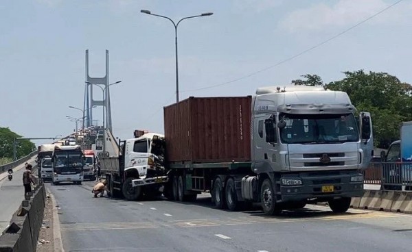 Xe tải mất thắng húc xe container trên cầu Phú Mỹ
