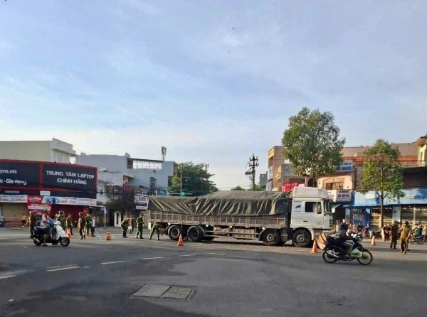 Xe tải va chạm xe máy làm một phụ nữ tử vong