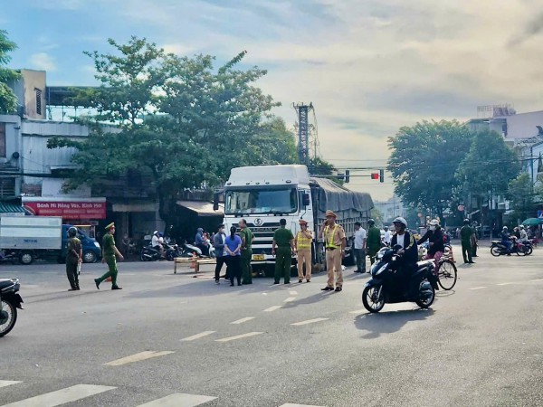 Xe tải va chạm xe máy làm một phụ nữ tử vong