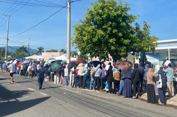 Xếp hàng nộp hồ sơ mua nhà ở xã hội: Giải ‘cơn khát’ nhà ở có dễ? Xếp hàng nộp hồ sơ mua nhà ở xã hội: Giải ‘cơn khát’ nhà ở có dễ?