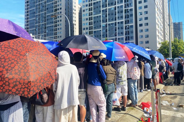 Xếp hàng nộp hồ sơ mua nhà ở xã hội: Giải ‘cơn khát’ nhà ở có dễ? Xếp hàng nộp hồ sơ mua nhà ở xã hội: Giải ‘cơn khát’ nhà ở có dễ?