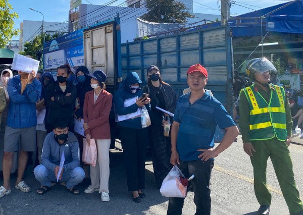 Xếp hàng nộp hồ sơ mua nhà ở xã hội: Giải ‘cơn khát’ nhà ở có dễ? Xếp hàng nộp hồ sơ mua nhà ở xã hội: Giải ‘cơn khát’ nhà ở có dễ?