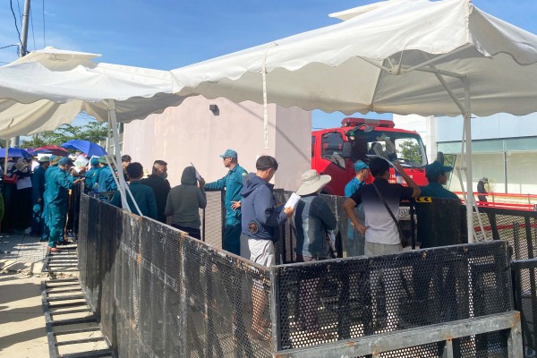 Xếp hàng nộp hồ sơ mua nhà ở xã hội: Giải ‘cơn khát’ nhà ở có dễ? Xếp hàng nộp hồ sơ mua nhà ở xã hội: Giải ‘cơn khát’ nhà ở có dễ?