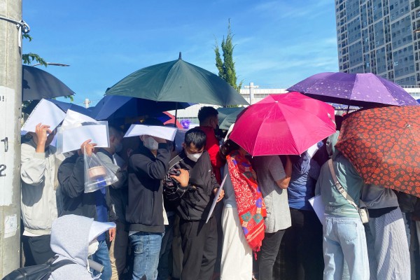 Xếp hàng nộp hồ sơ mua nhà ở xã hội: Giải ‘cơn khát’ nhà ở có dễ? Xếp hàng nộp hồ sơ mua nhà ở xã hội: Giải ‘cơn khát’ nhà ở có dễ?