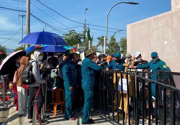 Xếp hàng nộp hồ sơ mua nhà ở xã hội: Giải ‘cơn khát’ nhà ở có dễ? Xếp hàng nộp hồ sơ mua nhà ở xã hội: Giải ‘cơn khát’ nhà ở có dễ?