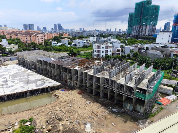 Xếp hàng nộp hồ sơ mua nhà ở xã hội: Giải ‘cơn khát’ nhà ở có dễ? Xếp hàng nộp hồ sơ mua nhà ở xã hội: Giải ‘cơn khát’ nhà ở có dễ?