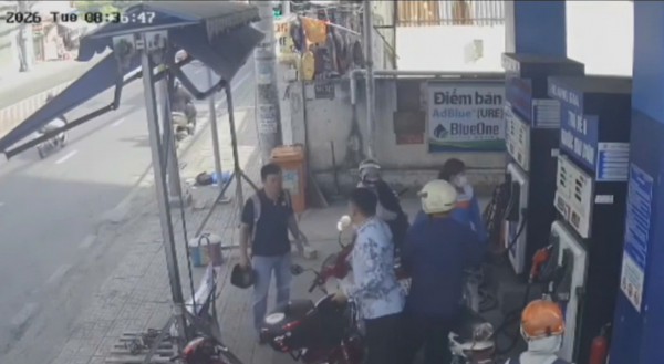 Xô xát tại cây xăng sau va quẹt, 2 người ở TP.HCM bị mời làm việc Xô xát tại cây xăng sau va quẹt, 2 người ở TP.HCM bị mời làm việc