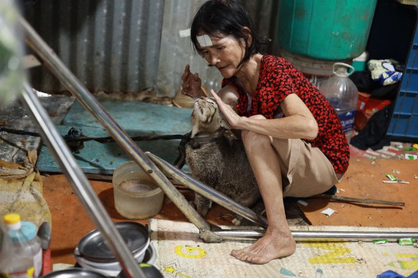 Xóm ve chai ở TP.HCM: Lo từng bữa ăn, tiền đâu về quê ngày tết