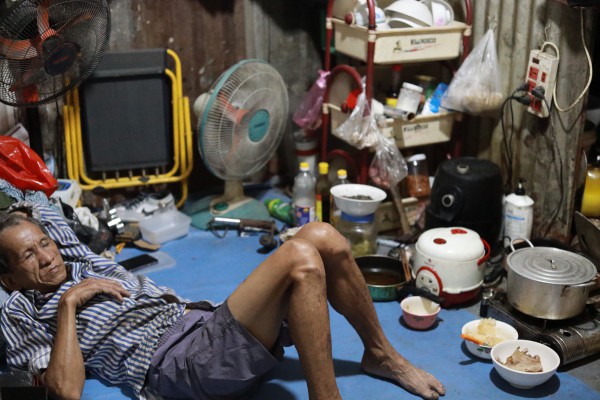 Xóm ve chai ở TP.HCM: Mong bữa cơm no ngày tết